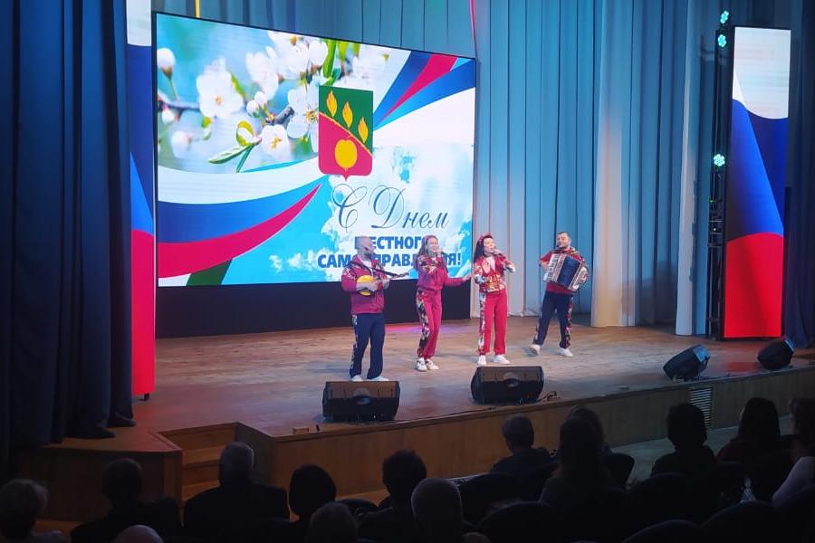 Артисты ансамбля «Злато-Серебро» выступили в Сердобске Артисты ансамбля «Злато-Серебро» выступили в Сердобске